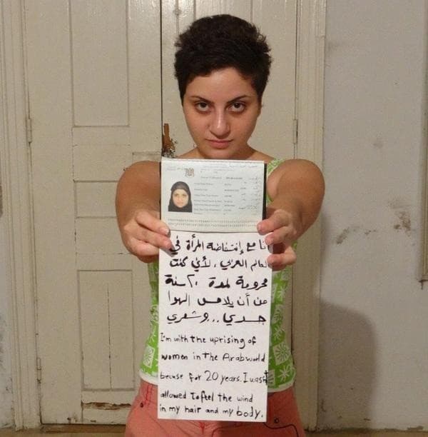 En el mes de noviembre de 2012, Dana Bakdounis, una joven Siria, publicó en la red social Facebook una foto de ella con su pelo descubierto sosteniendo su pasaporte y un letrero que dice: 
<a href="http://foreignpolicy.com/2012/11/14/why-did-facebook-censor-this-photograph/">"Estoy con el levantamiento de mujeres en el mundo árabe porque durante 20 años no se me permitió sentir el viento en mi pelo y en mi cuerpo". </a> Sin embargo, la red social eliminó la foto al asegurar que "se cometió un error a la hora de responder a un informe sobre contenido controvertido". Después de varios días, Facebook confesó "cometimos un error. En este caso, erróneamente bloqueamos las imágenes de The Uprising of Women en la página del mundo árabe, y trabajamos para rectificar el error tan pronto como fuimos notificados. Para ser claro, las imágenes de la mujer no estaban en violación de nuestros términos".