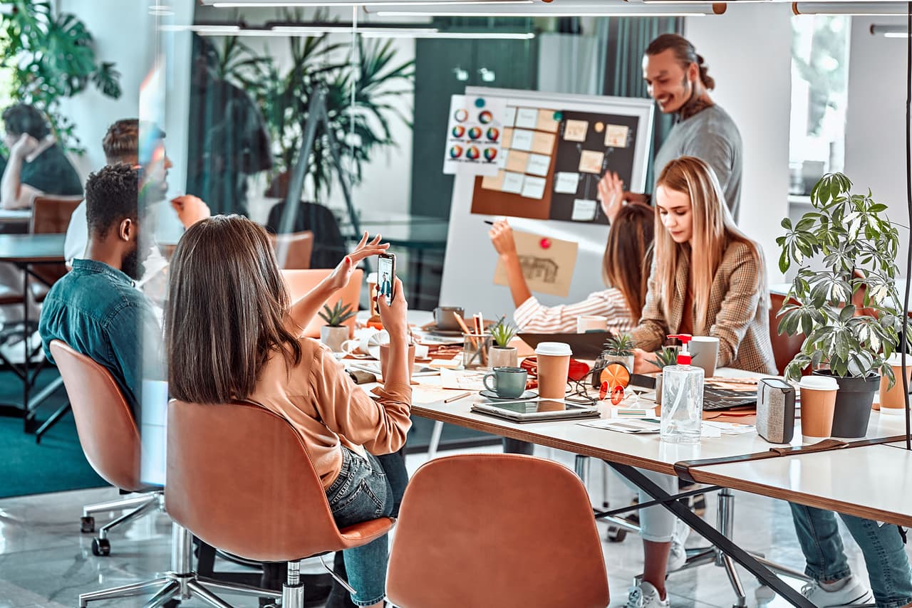 <b>Puesto 8. Investigadores de la experiencia del usuario</b>
<br>
<br>
<b>A qué se dedican:</b> rastrean las motivaciones, preferencias y comportamientos de los usuarios para ayudar en la estrategia comercial y el desarrollo de productos. 
<br>
<br>
<b>Principal industria donde han sido contratados:</b> tecnología.
<br>
<br>
<b>Principales lugares donde han sido contratados:</b> San Francisco, Seattle y Nueva York.
<br>
<br>
<b>Salario anual:</b> entre 68,800 y 151,000 dólares. 
<br>
<br>
<b>Distribución de género:</b> 66% mujeres y 34% hombres.
<br>
<br>
<b>Experiencia previa promedio:</b> 8.5 años.
<br>
<br>
<b>Disponibilidad para el trabajo remoto:</b> 35.4%.