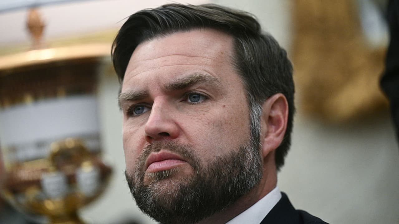 Quien 
<b>sí se identifica como católico, confeso y practicante, es JD Vance</b>, vicepresidente de Estados Unidos.
<br>
<b>Vance, <a href="https://www.univision.com/noticias/mundo/papa-francisco-recibe-a-jd-vance-vicepresidente-eeuu-en-el-vaticano-tras-desacuerdos-sobre-inmigracion" target="_blank">último líder mundial en reunirse con el papa Francisco, el Domingo de Pascua</a></b>, respaldó el "humor" de Donald Trump. Invitó a las personas a ver la imagen como una broma. "Como regla general, 
<b>no me molesta que la gente haga bromas</b>, pero sí que inicie 
<b>guerras estúpidas</b> que maten a miles de mis compatriotas", declaró en X (antes Twitter).