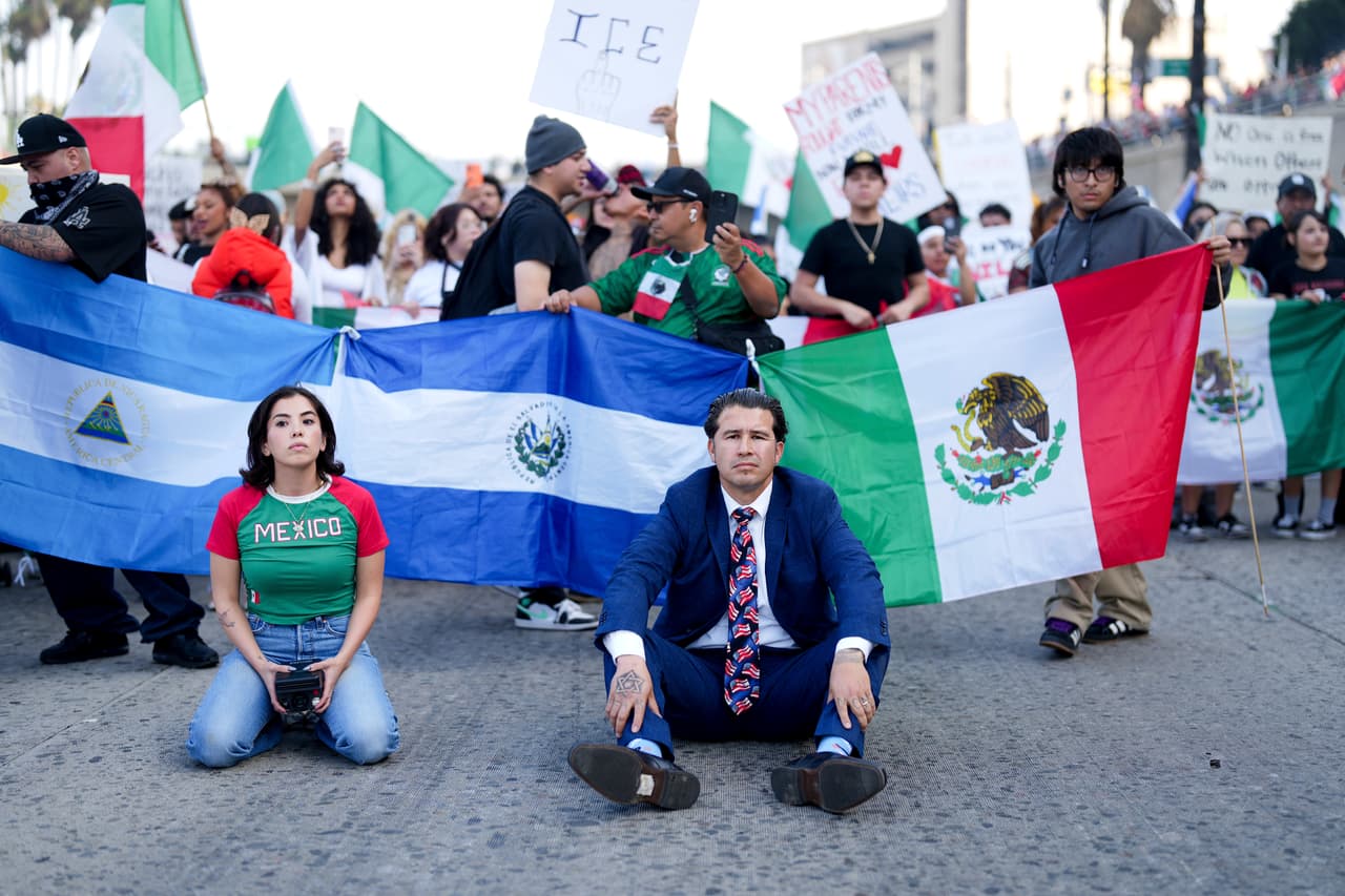 La protesta se habría organizado en redes sociales.
<br>
<br>“Nació del corazón. Toda la gente está aquí para protestar por las medidas que afectan a gente que trabaja… Aquí no estamos para pedir nada, aquí estamos para ejercer nuestro poder económico”, dijo uno de los organizadores desde la Placita Olvera.