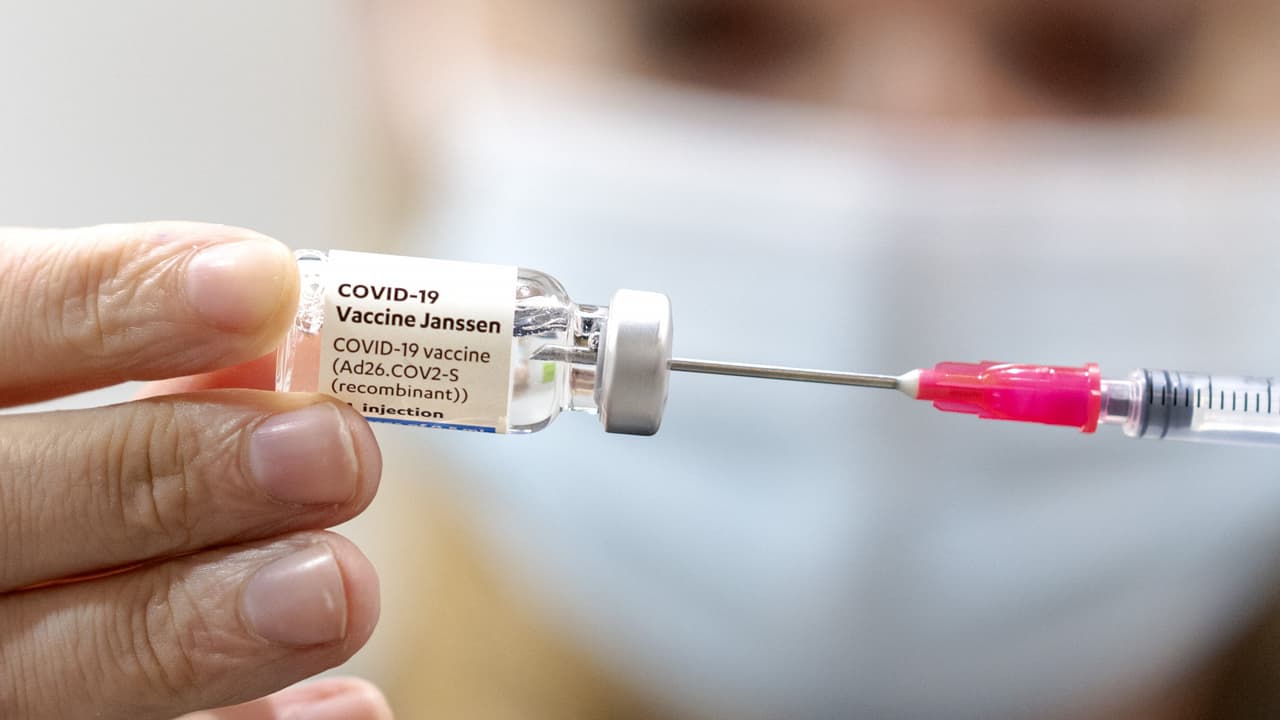 ¿Es necesario aplicarse una dosis de refuerzo de la vacuna de Johnson & Johnson contra el coronavirus?
