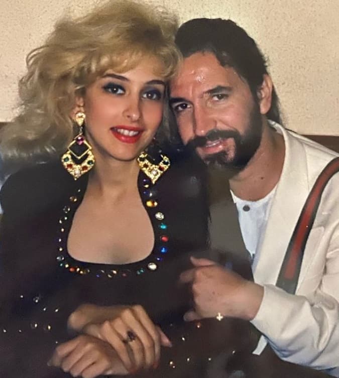 Por último, Cristy Solís también se unió a las felicitaciones en Instagram con diversas fotos inéditas y un mensaje romántico.