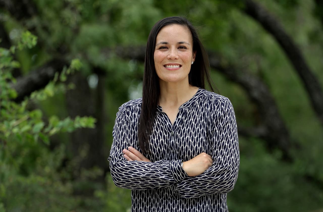 La congresista Gina Ortiz Jones, del distrito 23 (Rio Grande), recordó la intervención de Gabby Giffords, exrepresentante de Arizona, en la Convención Demócrata de 2012 meses después de haber sido herida en un tiroteo. Giffords participó la noche del miércoles para hablar sobre el control de armas. 
<br>
<br>"Todavía recuerdo lo inspirador que fue ese momento. Tengo ganas de escuchar a Gabby Giffords sobre la importancia que tiene pelear por leyes sobre las armas que tegan sentido común, y planeo continuar esa lucha en el Congreso".