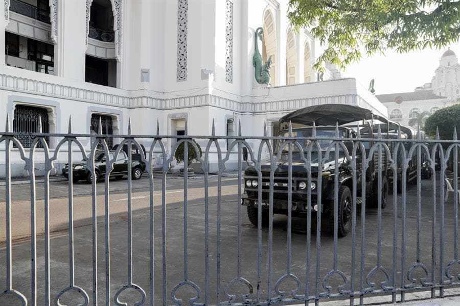 Los legisladores de Myanmar debían reunirse el lunes en la capital, Naypyitaw, para la primera sesión del Parlamento desde las elecciones del año pasado. Myanmar Visual Television y Myanmar Voice Radio publicaron en Facebook alrededor de las 6:30 am que sus programas no estaban disponibles para ser transmitidos con regularidad. La sede amaneció tomada por vehículos del Ejército.