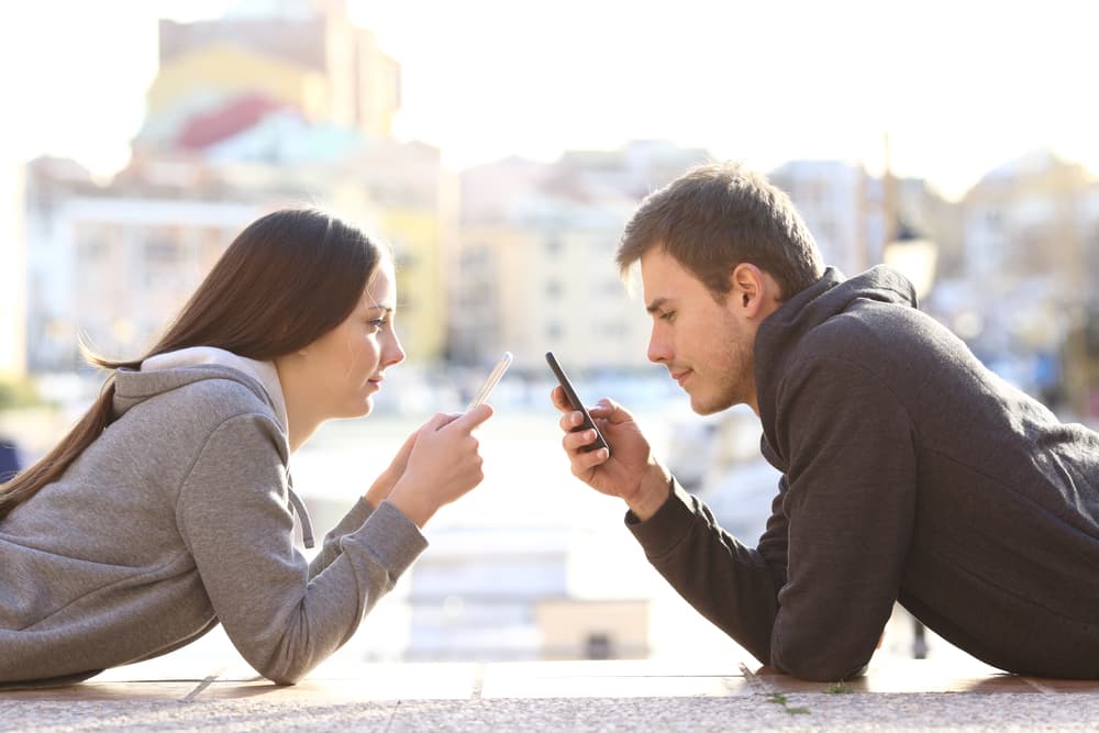 <b>Géminis</b>
<br>
<b>Señales de desamor: Falta de comunicación</b>
<br>Géminis, regido por Mercurio, es un signo altamente comunicativo, conversador, curioso. Cualquier cambio de actitud que implique una especie de alejamiento involuntario, una entrega mayor a los medios sociales en lugar de disponer de ese tiempo para la plática entre los dos es sospechosa.