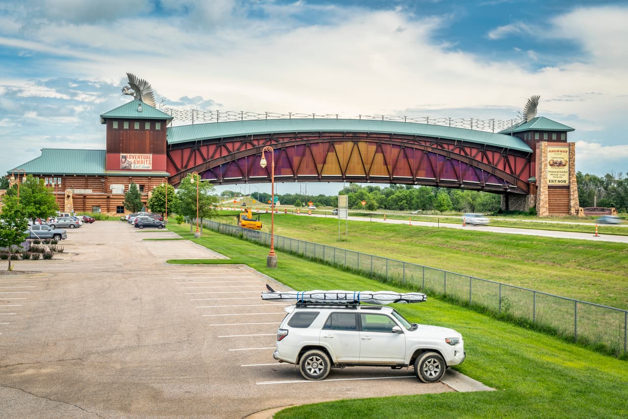<b>Nebraska.</b> El Departamento de Salud recomienda que los residentes permanezcan en cuarentena durante 14 días después de regresar de un viaje internacional. También recomienda que los visitantes se pongan en cuarentena por 14 días o la duración de su estadía si se quedan menos de dos semanas. En este estado hay 1,069 positivos de covid-19 por cada 100,000 habitantes.