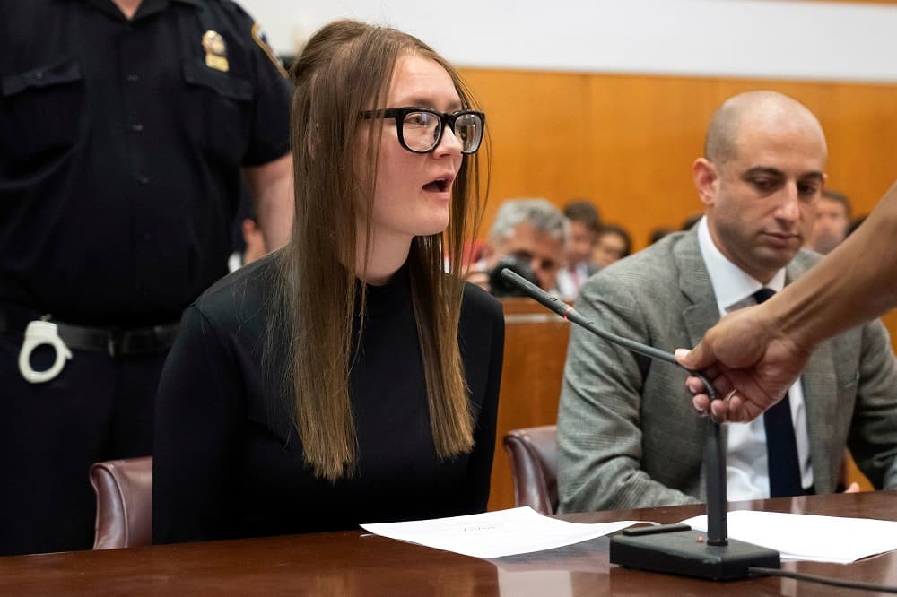 "La supuesta conducta criminal de esta acusada se extiende desde el fraude de cheques a préstamos robados de seis cifras e incluye estafas que resultaron en un viaje gratis a Marruecos y desplazamientos en aviones privados", dijo el fiscal de Manhattan, Cyrus Vance.