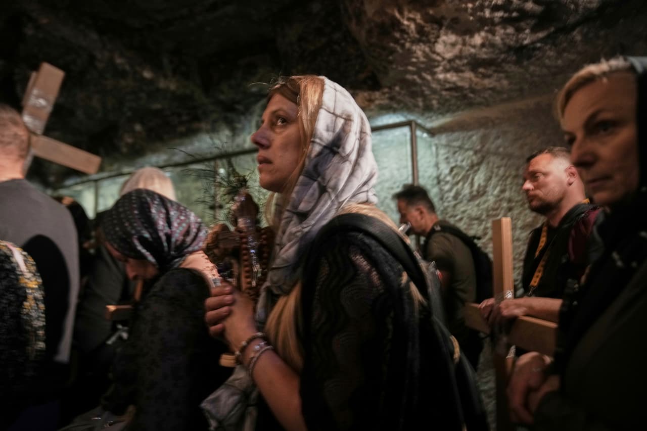 Peregrinos cristianos cargan cruces durante una procesión de Semana Santa en la Ciudad Vieja de Jerusalén, el Viernes Santo, 18 de abril de 2025. 
<br>
