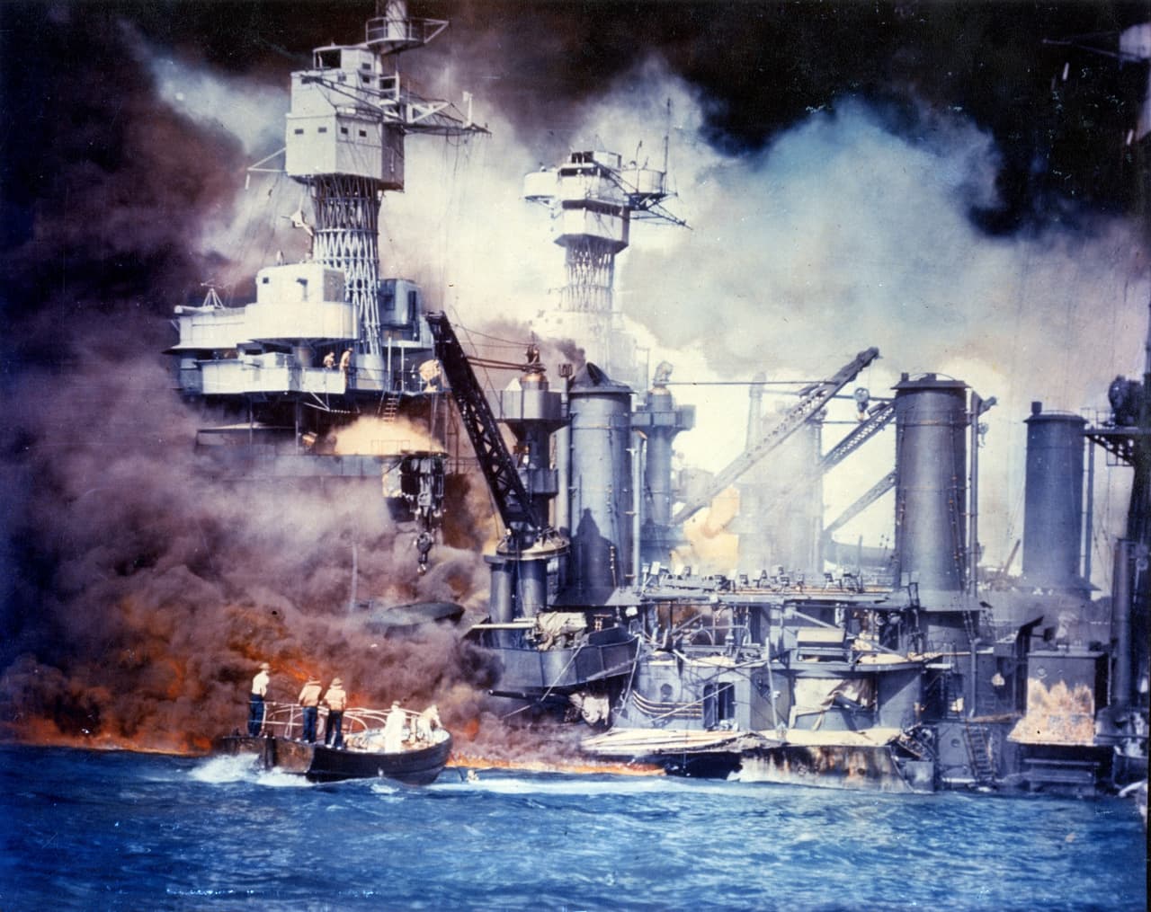 Otra toma del USS Arizona en llamas. Los estadounidenses perdieron 188 aeronaves y murieron 2,403 personas, la mayoría personal militar. Otros 1,178 resultaron heridos.
<br>
<br>