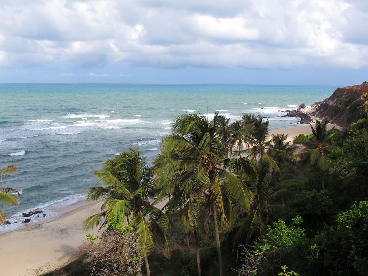 <b>Puesto 9. Bahía de los Delfines (Playa de Pipa, Brasil)</b>
<br>
<br>“El paisaje por sí solo es impresionante y dondequiera que vayas no hay duda de que verás delfines”, reseño un turista sobre este destino al norte de Brasil.
<br>