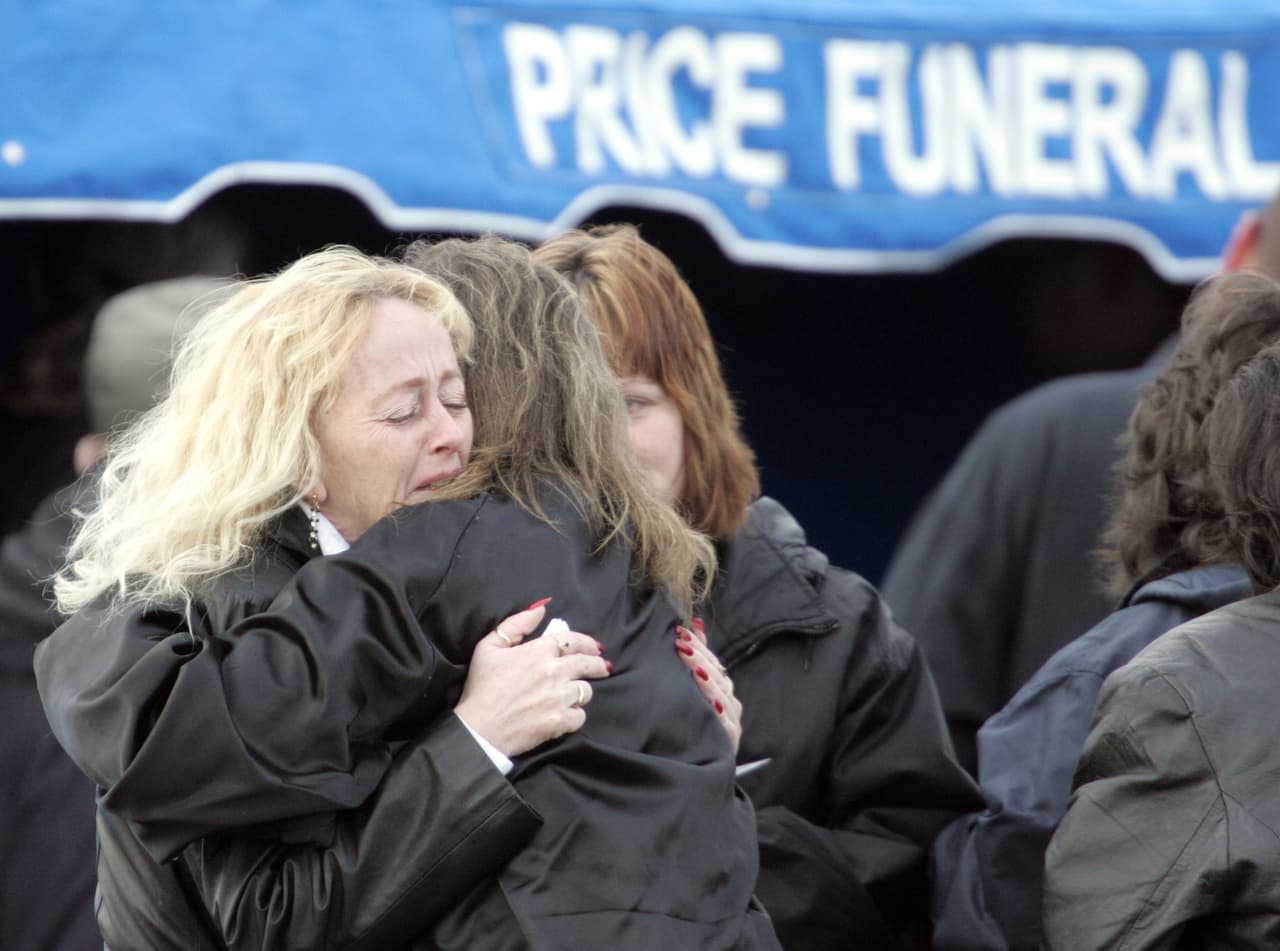 En la imagen, dos mujeres se abrazan en el funeral de Bobbi Jo Stinnett, el 21 de diciembre de 2004.
<br>Si se cumple la ejecución de Montgomery, sería la primera de una mujer a nivel federal desde 1953. Ese año, Bonnie Heady murió en la cámara de gas tras ser condenada por el asesinato y secuestro de un niño de 6 años. 
<br>Solo un 2% de los reos que esperan la pena de muerte son mujeres, de acuerdo con el 
<a href="https://deathpenaltyinfo.org/death-row/women/womens-death-sentences-since-1973-number-and-geography" target="_blank">Centro de Información sobre la Pena de Muerte</a>.