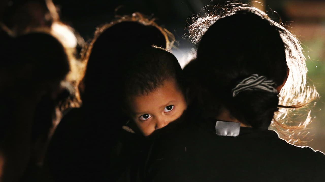 Bajo la medida del Título 42, los solicitantes de asilo que llegan a los cruces fronterizos son enviados de a México o su país de origen en pocas horas y no se les da la oportunidad de presentar solicitudes de asilo.