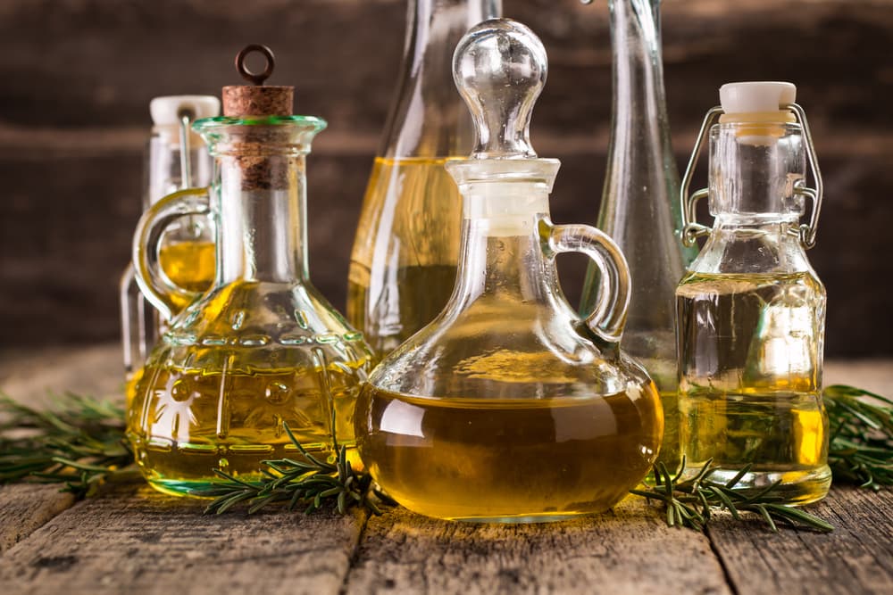 Esta mezcla de aceite con ruda la dejarás asentar una semana. Luego podrás llevártela a la oficina y untarte con el dedo en la sien y la frente unas cuantas gotas, para protegerte y alejar la envidia de tus compañeros.