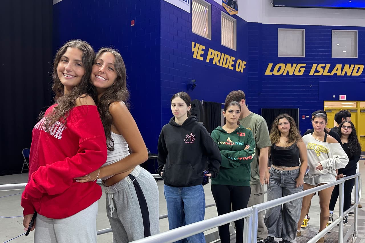 15 parejas de gemelos se gradúan (al mismo tiempo) en la misma secundaria de Nueva York