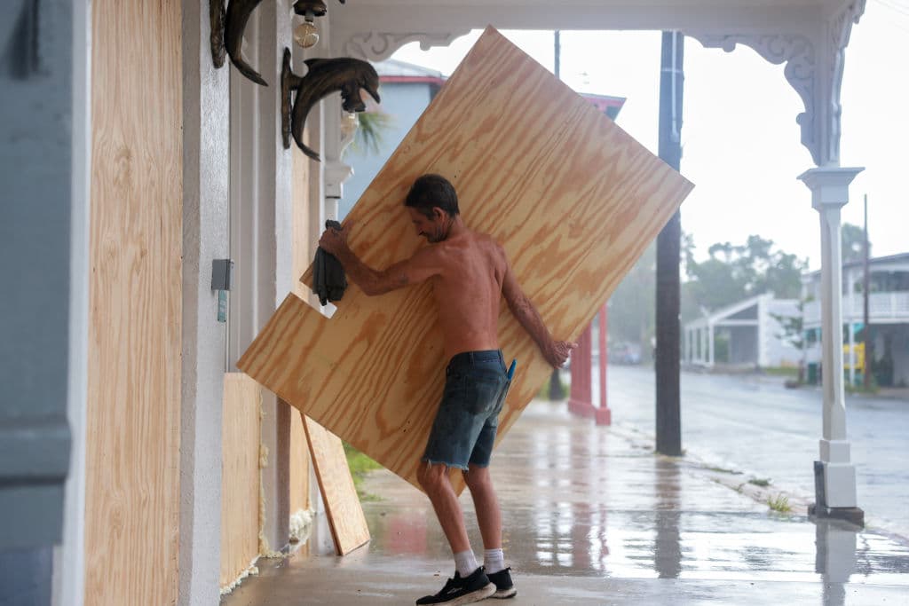 Con la 
<b><a href="https://www.univision.com/local/tampa-wvea/fuertes-lluvias-inundaciones-y-tornados-los-peligros-que-debby-trae-al-area-de-tampa-video" target="_blank">lluvia, el viento y el oleaje anticipando problemas</a></b>, Billy Wein ayudó a los dueños de un negocio a proteger con paneles los vidrios del lugar en Cedar Key.