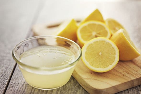 Otros ingredientes que pueden ser de mucha ayuda son el vinagre y el zumo de limón, sólo coloca un poco de cualquiera de estos dos líquidos en los lugares donde transitan y verás la diferencia.