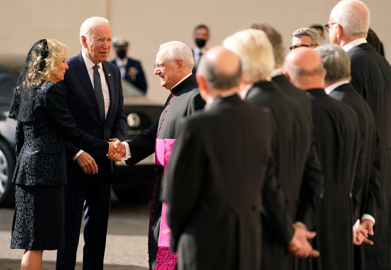 Fueron recibidos por monseñor Leonardo Sapienza, quien dirige la casa papal, y luego saludaron uno a uno a los ujieres o caballeros papales que esperaban en fila en el patio.
