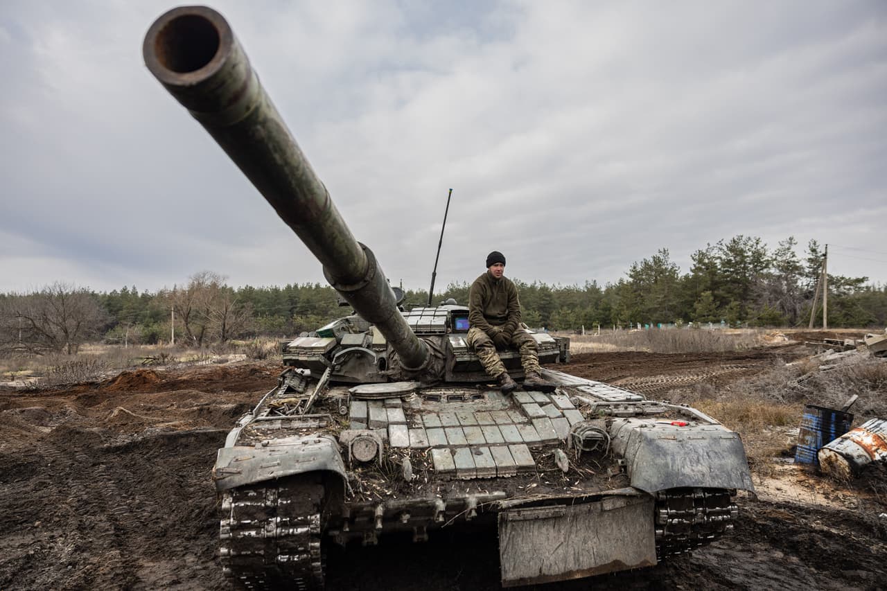 <h2 class="cms-H2-H2">7. Un año de la guerra en Ucrania</h2>
<br>
<br>El 24 de febrero de 2023 se cumplirá un año de la invasión de Rusia a Ucrania, una guerra en la que los analistas ofrecen pronósticos reservados: quizá en lo único en que coinciden es que el conflicto no se resolverá pronto. 
<br>
<br>Vladimir Putin reconoció en diciembre 
<a href="https://www.univision.com/noticias/mundo/putin-amenaza-guerra-nuclear-invasion-ucrania">que la guerra ha durado “más que lo esperado”</a> y repitió amenazas veladas sobre un ataque nuclear, mientras que Volodymyr Zelensky, en su visita a Estados Unidos, reiteró que su país 
<a href="https://www.univision.com/noticias/estados-unidos/zelensky-presidente-de-ucrania-habla-al-congreso-de-eeuu-en-su-primer-viaje-internacional">“nunca se rendirá”</a>.