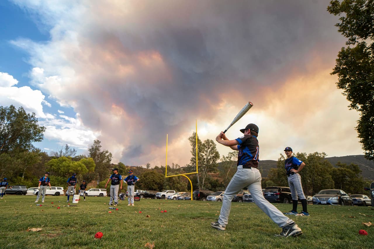 La densa capa de humo del 'Valley Fire' puede apreciarse desde varios puntos del condado de San Diego.
<br>