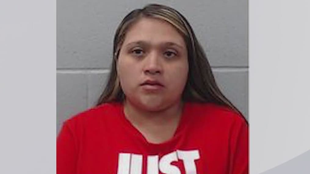 Una mujer fue arrestada y enfrenta 11 cargos por delitos graves de drogas en Kyle