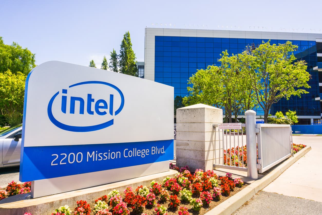 <b>Puesto 17. Intel</b>
<br>
<br>Porcentaje de energía verde del total que usa: 100%.
<br>
<br>Uso anual de energía verde: 5,022,773,872 kWh .
<br>
<br>Industria: tecnología.
<br>
<br>Fuente de energía verde: varias.
<br>
<br>“Desde 2001, la asociación ha logrado un progreso considerable en la resolución de las problemas del mercado para la adquisición y el uso de energía verde”, explica la EPA.
<br>