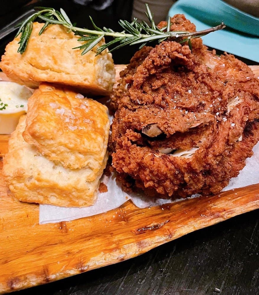 <b>Bud & Marilyn's</b>
<br>Dirección: 1234 Locust St Philadelphia, PA 19107
<br>Teléfono: (215) 546-2220
<br>Sitio web: 
<a href="http://budandmarilyns.com/">http://budandmarilyns.com/</a> 
<br>
<b><a href="https://www.yelp.com/map/bud-and-marilyns-philadelphia">Cómo llegar</a></b>
<br>
<br>Restaurante que sirve comida de tipo estadounidense entre la que destaca el pollo frito con varios acompañamientos.