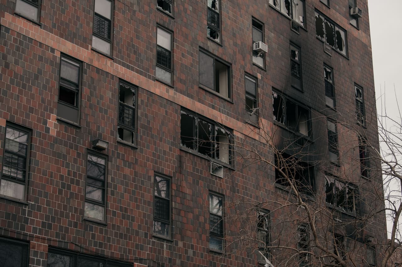 La puerta del apartamento incendiado estaba abierta, por lo que el humo se esparció por todo el edificio.