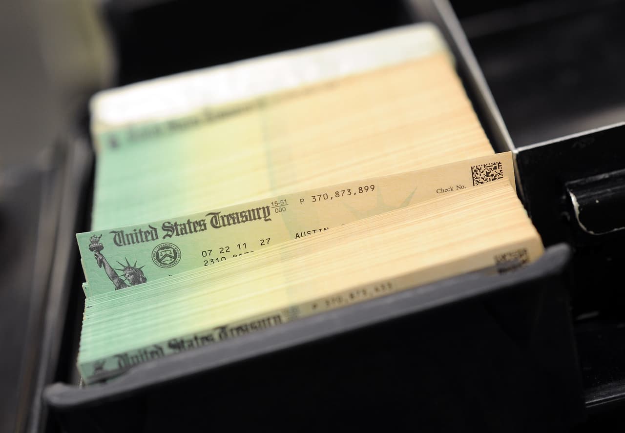 Si un establecimiento cobra su cheque gubernamental y cobra más del 1.5 por ciento, comuníquese con DoBS inmediatamente llamando al 1-800-PA-BANKS o visitando el sitio web en dobs.pa.gov Es importante que conserve los registros de la transacción, incluido un recibo.
<br>
