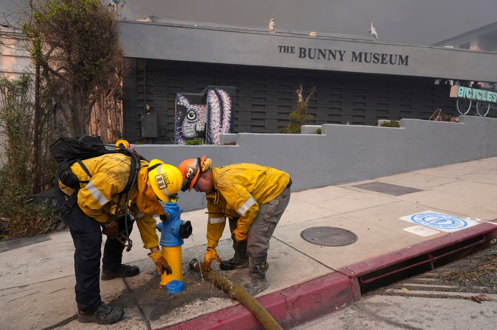 Las bocas de incendios de Los Ángeles se quedan sin agua cuando más las necesitaban