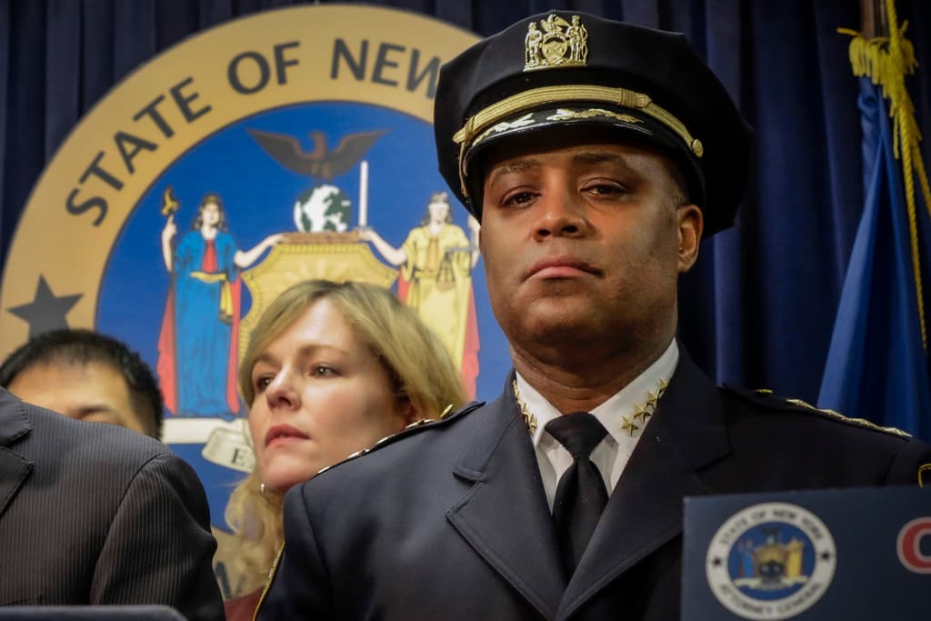 <b>Philip Banks (vicealcalde de seguridad pública): </b>
<a href="https://www.univision.com/local/nueva-york-wxtv/fbi-casas-phillip-banks-sheena-wright-timothy-pearson-eric-adams-edward-caban" target="_blank">Sus dispositivos fueron confiscados por investigadores federales. </a>E s un ex jefe del Departamento de Policía de Nueva York y fue nombrado por Adams para supervisar la seguridad pública de la ciudad.