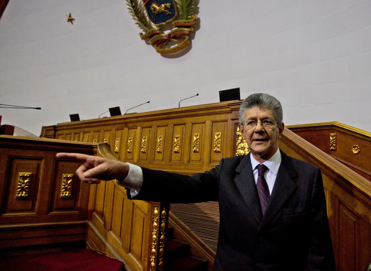 Desmontan imágenes de Chávez de los pasillos de la Asamblea Nacional venezolana