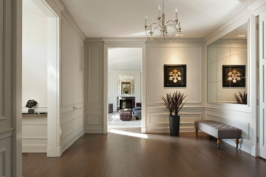 La casa costó 5,5 millones de dólares y fue rentada a Ivanka Trump y Jared Kuschner a principios de año. Es una casa de estilo colonial en el vecindario adinerado de Kalorama. El espejo del recibidor ya es famoso pues apareció en la foto de Ivanka y Kushner se retrataron el día de la orden ejecutiva que prohibía la entrada a refugiados y 
<a href="http://www.univision.com/noticias/trending/llueven-criticas-a-ivanka-trump-por-fotografiarse-con-un-vestido-de-5-000-dolares-mientras-los-refugiados-eran-retenidos-en-los-aeropuertos">que fue tan criticada</a>.
