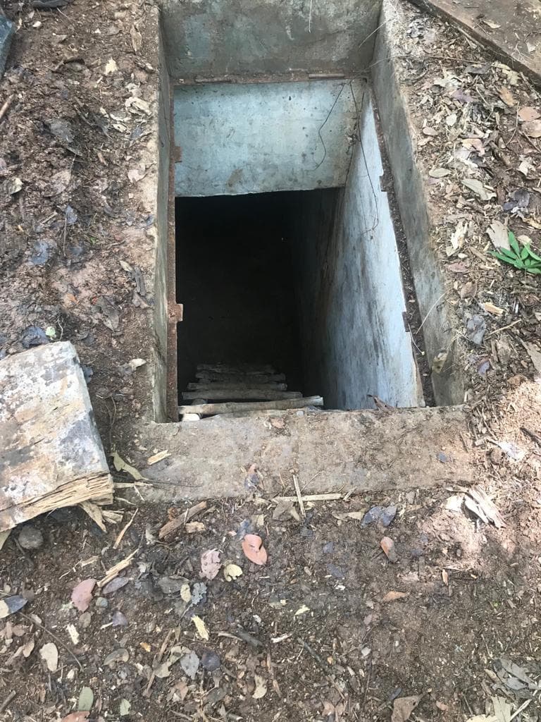 Las autoridades informaron que este túnel consta de una entrada principal, 
<b>un pasillo subterráneo de unos seis metros que conecta a dos cubículos, </b>los cuales servían como "refugio y lugar de planificaciones ilícitas para los pandilleros".