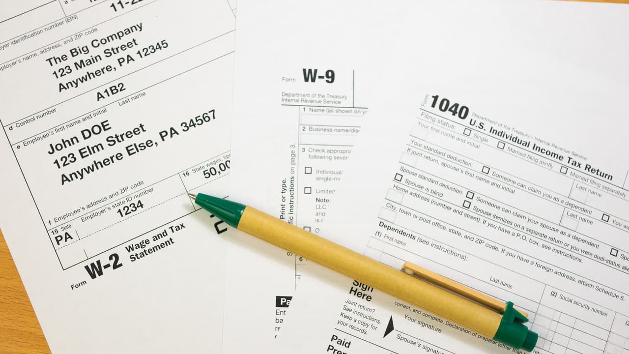 Es igualmente importante que verifiques que la declaración incluye los datos bancarios correctos, en caso pidas un reembolso a través de un depósito directo, aconseja la agencia tributaria. 
<i><a href="https://www.univision.com/noticias/dinero/cuando-irs-comenzara-a-aceptar-declaraciones-impuestos">En esta nota abundamos en este tema. </a></i>