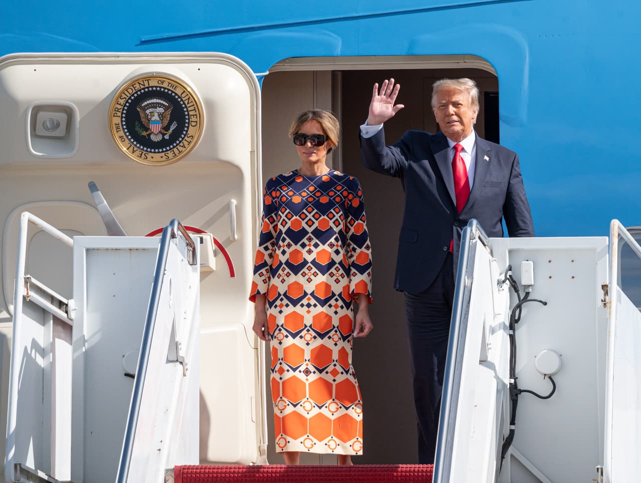 Al bajar del Air Force Once, la pareja subió a un vehículo oficial y emprendió el camino a Mar-a-Lago, la mansión convertida en un club privado donde la familia Trump tiene su domicilio desde 2019.