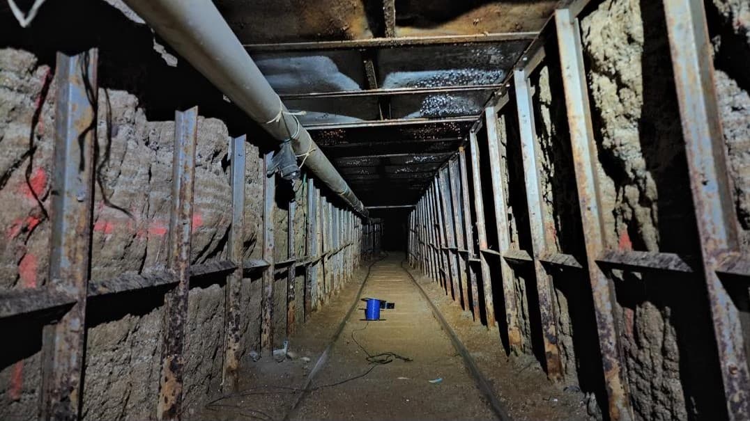 En 
<b>Otay Mesa</b>, California, en mayo de 2022 se descubrió un sofisticado túnel que 
<b>conectaba</b> a un depósito en una zona industrial, a unos 300 pies de la frontera norte, con una humilde casa 
<b>en Tijuana</b>.