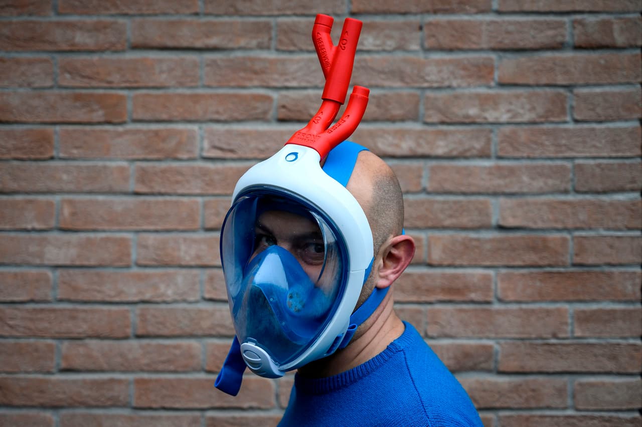 El ingeniero Mario Milanesio con su diseño de máscara, con accesorios de válvulas respiratorias impresas en 3D, en Piamonte, Italia. 26 de marzo.