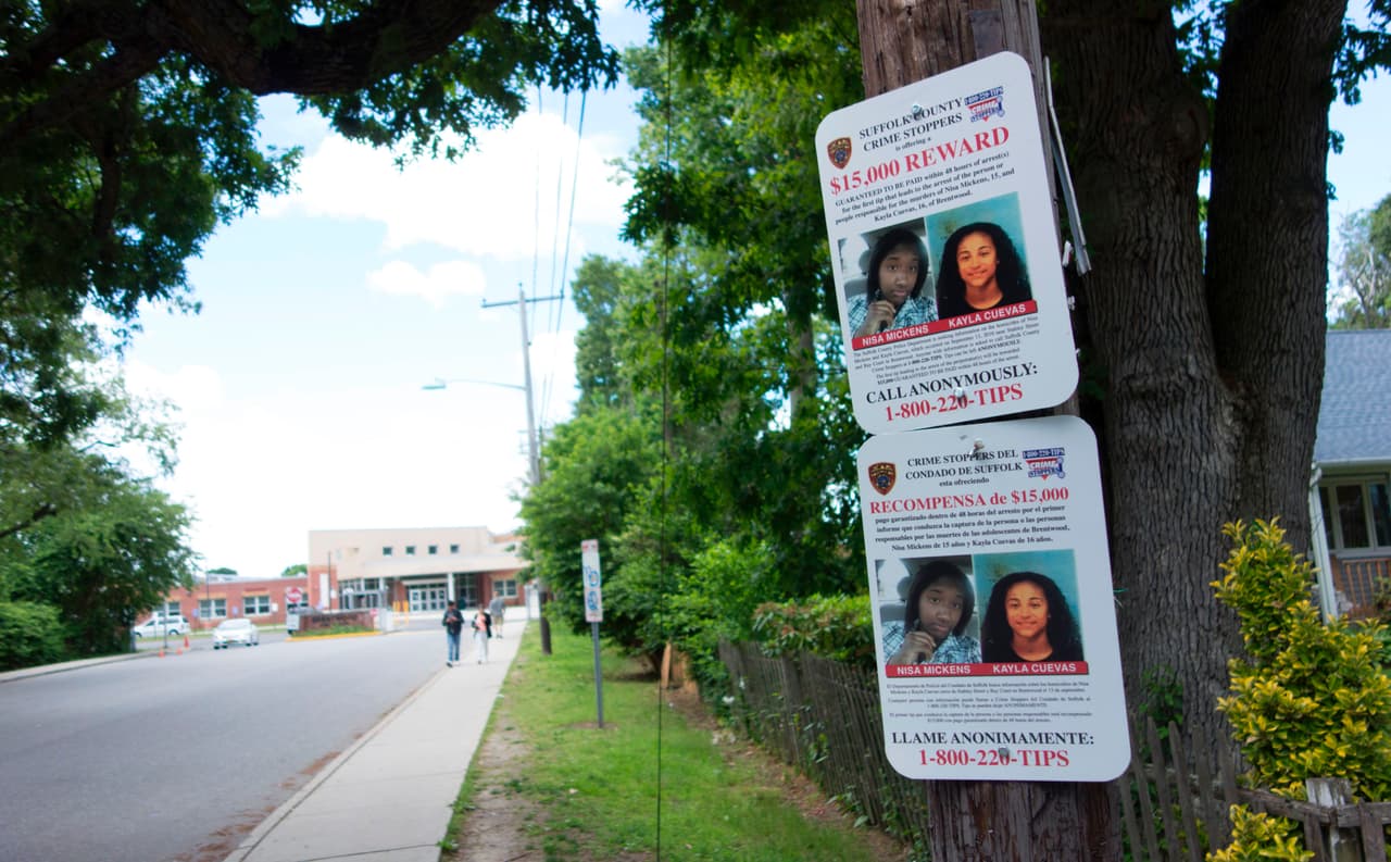 Tras las muertes de las dos adolescentes Nisa y Kayla las autoridades locales ofrecieron una recompensa a quien ayudara a esclarecer el caso. Luego supieron que fueron pandilleros de la MS-13 los que las asesinaron usando machetes, su arma preferida. (Don Emmert/AFP/Getty Images)