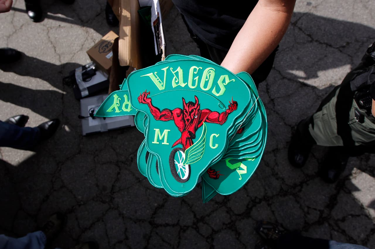 <b>OMG.</b> Son las siglas de Outlaw Motorcycle Gangs (Pandillas de motociclistas fuera de la ley). También son conocidos como los One Percenters (1%). Este nombre surgió en 1947 en California después de que un enfrentamiento violento obligara a la Asociación Estadounidense de Motociclistas a manifestar que el 99% de sus miembros respetan la ley. Desde entonces numerosos grupos de motociclistas adoptaron el símbolo '1%' y algunos son rivales entre sí. Cada pandillero lleva un chaleco de cuero negro sin mangas con la identificación de su grupo en la espalda. Warlocks, Hell Angels o Vagos son algunos de los más conocidos y tienen una estructura muy organizada, a veces a escala nacional. Se han involucrado en todo tipo de crímenes.