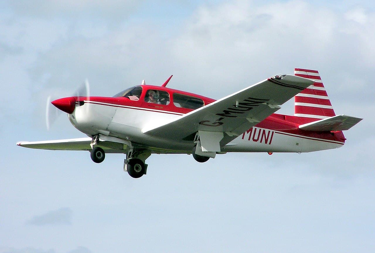 En la fotografía se observa una aeronave modelo Mooney M20J, parecida a la que se estrelló el martes 21 de noviembre frente a un centro comercial en el norte de Texas (Imagen de archivo).
