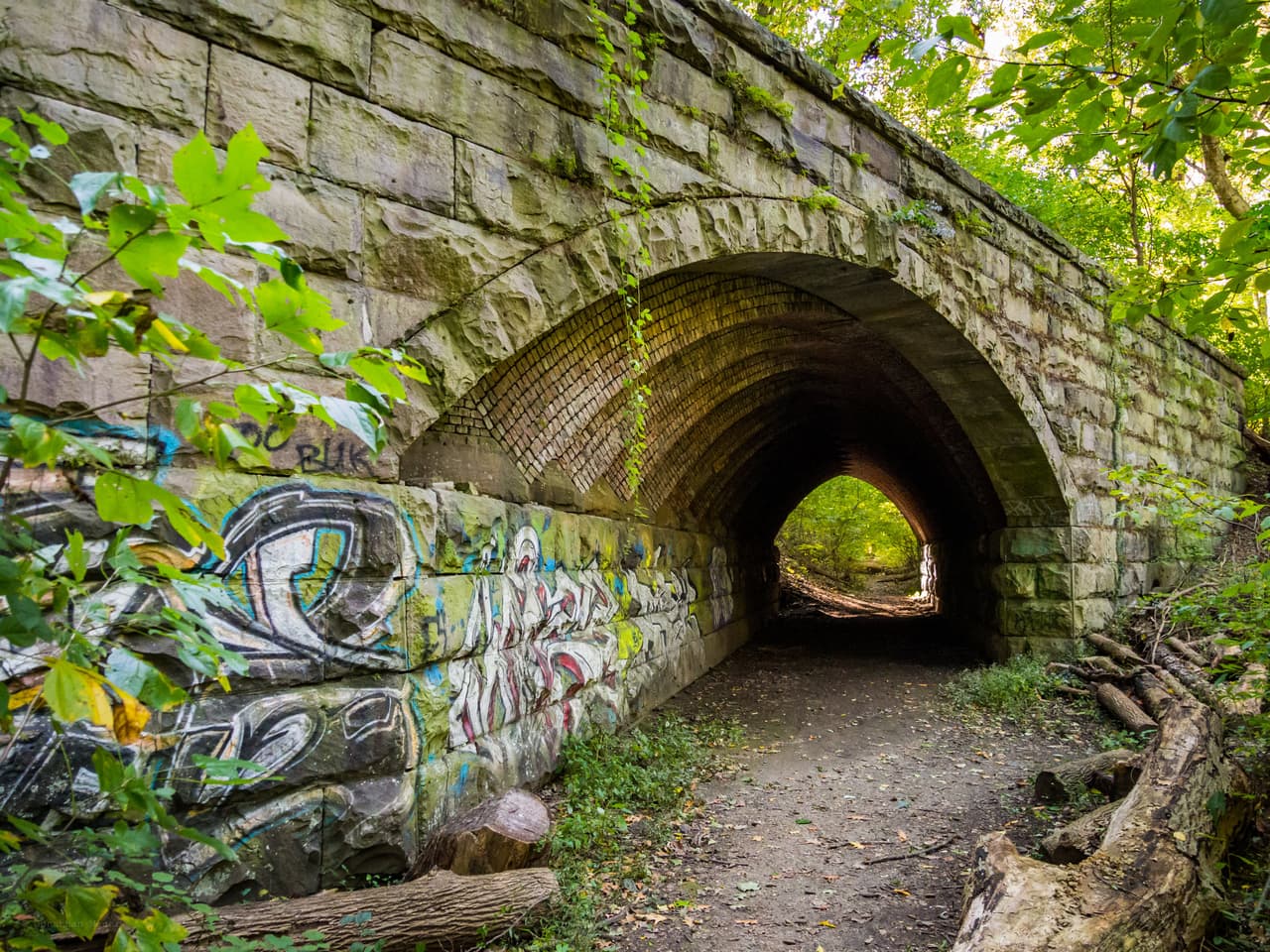 <b>Sendero de la carretilla</b>
<br>Si bien Wissahickon es un lugar probado y verdadero para correr senderos, esta red de caminos en West Fairmount Park ofrece otro lugar dentro de los límites de la ciudad para probar tus cosas. Anteriormente el sitio de una red de tranvías escénicos (de ahí el nombre), solo los puentes de piedra históricos permanecen en este bolsillo de desierto. Consulte el 
<a href="https://myphillypark.org/app/uploads/2017/08/Trolley_Trail_Final_2017-05-252.png" target="_blank">mapa completo aquí </a>y cree su propia ruta a partir de las 4.5 millas de senderos de tierra (marcados en amarillo). Estacione o vaya en bicicleta hasta los establos de Chamounix para acceder fácilmente.
<br>