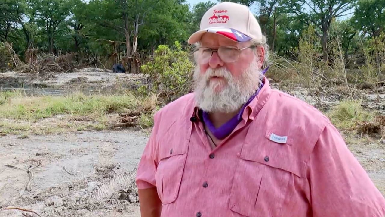 Unas tres semanas después de las inundaciones del pasado 4 de julio en Kerr, Texas, Mike Richards, residente de este pueblo, narra cómo es que hallaron unos 10 cadáveres en su propiedad.