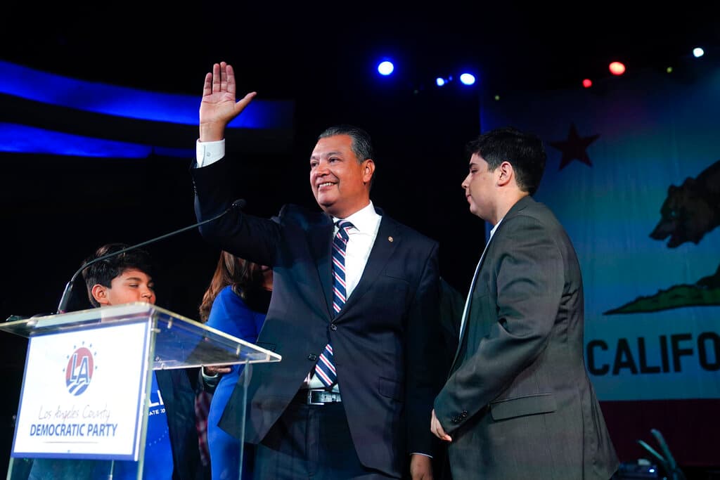 <b>5. Álex Padilla (demócrata):</b> Alex Padilla será el 
<b>primer senador latino electo de California. </b>Padilla ocupó el escaño que dejó Kamala Harris cuando se convirtió en vicepresidenta y ahora gana un mandato completo de seis años. Es hijo de mexicanos y antes fue secretario de Estado de California. 
<br>
<br>
<b>Mira también:</b> 
<a href="https://www.univision.com/noticias/por-que-el-senador-democrata-alex-padilla-aparece-dos-veces-en-la-boleta-electoral-aclaramos-la-duda-para-los-votantes-video">¿Por qué Álex Padilla aparecía dos veces en la boleta electoral? Aclaramos las dudas</a>