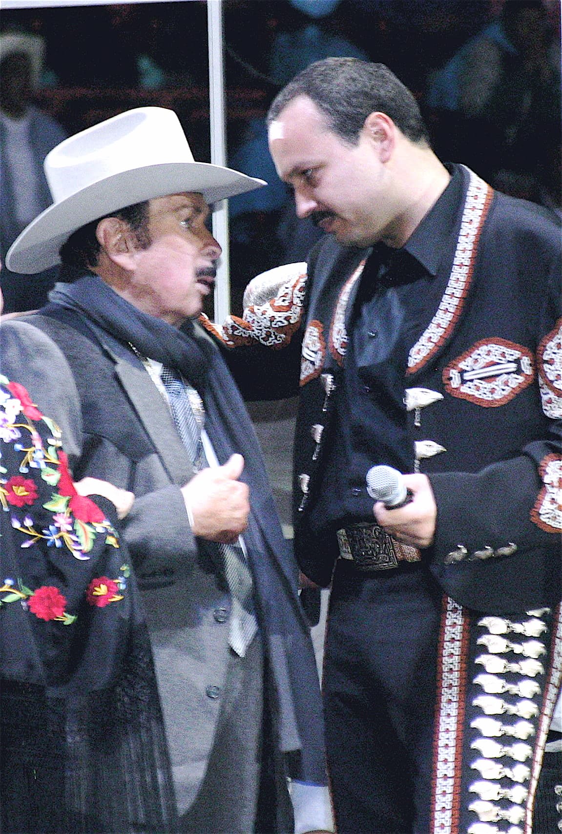 Pepe Aguilar, por su parte, comenzó su carrera desde 1989 con apenas 21 años de edad. En esta foto se puede observar la última aparición pública de don Antonio Aguilar en el escenario acompañado, precisamente, por el menor de sus hijos.