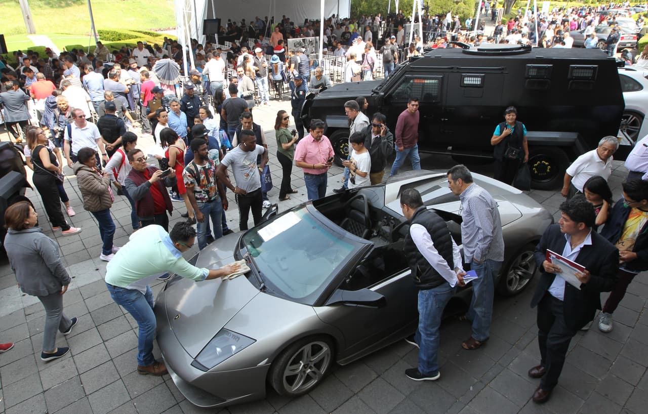 En mayo, fue el turno de los 
<b><a href="https://www.univision.com/noticias/america-latina/mas-de-100-000-dolares-por-una-camioneta-ford-estos-son-los-carros-de-lujo-decomisados-al-narco-que-mexico-subasto-para-apoyar-a-comunidades-pobres-fotos">coches de lujo que habían sido decomisados</a></b>, un concurso que se llevó a cabo en la antigua residencia presidencial de Los Pinos.
<br>Tras la subasta del 23 de junio de bienes inmuebles, se ha planificado otro concurso, en este caso de joyas, que también fueron incautadas por la Fiscalía General.
<br>