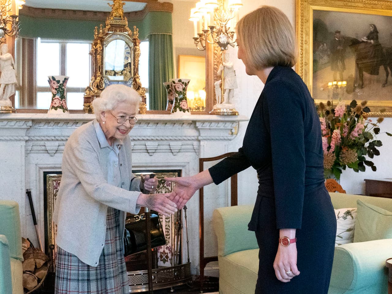 El 6 de septiembre, 
<a href="https://www.univision.com/noticias/mundo/liz-truss-primera-ministra-britanica-boris-johnson-reino-unido" target="_blank">Liz Truss se convirtió en la tercera mujer que nombraba primera ministra,</a> tras Margaret Thatcher y Theresa May. Truss es la décimo quinta persona que pone al frente del gobierno. El primero de su reinado fue Winston Churchill.