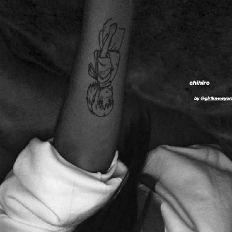 La intérprete de ‘Thank u, Next’ se hizo anteriormente otro tatuaje también inspirado en el anime japonés, aquella vez fue a Chihiro, la protagonista de la célebre cinta animada ‘Spirited Away’.
<br>