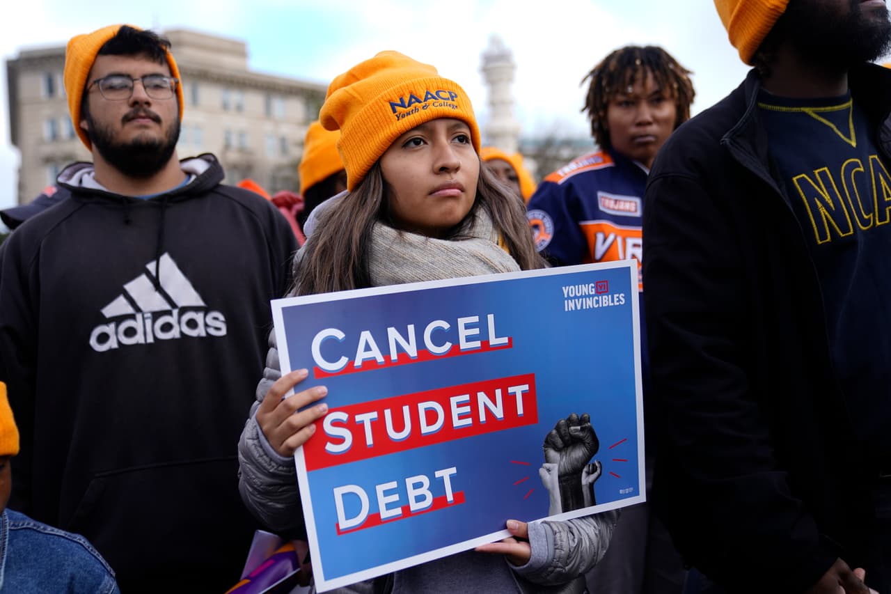 Corte Suprema frena el plan de Biden de perdonar las deudas estudiantiles