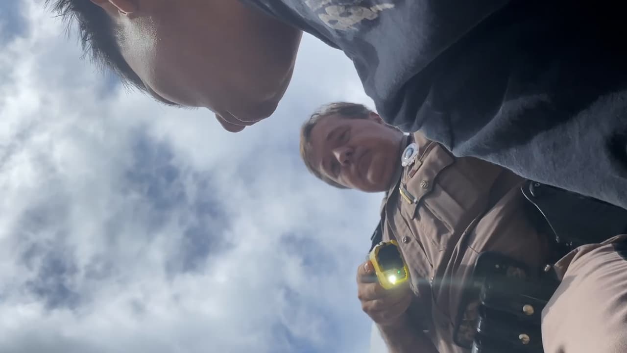 Arrestan violentamente a un ciudadano de EEUU y su celular graba burlas de los agentes: “Fue divertido”