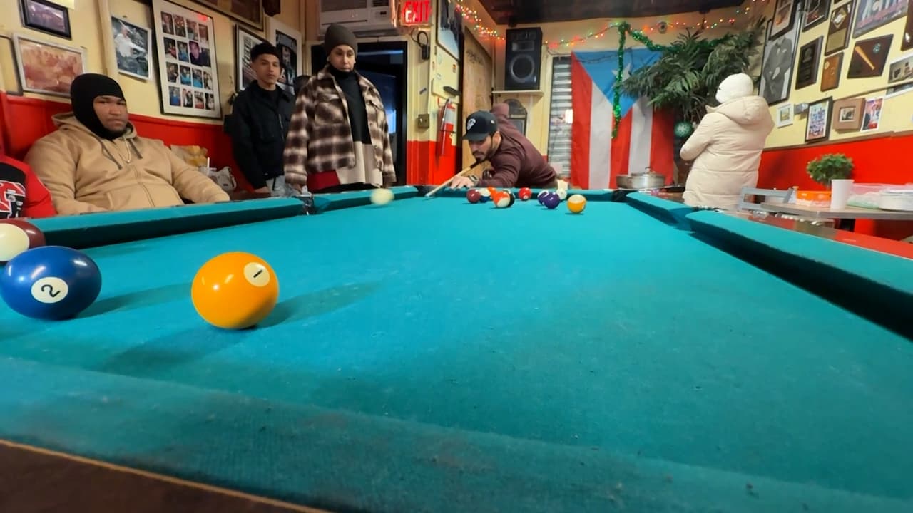 “Después 
<b>empezamos a jugar, unos dominó, otros jugaban al billar y así seguimos unidos todos</b>. No es un sitio de negocio, sino que viene la gente, todo el mundo amigable”, explicó.
<br>